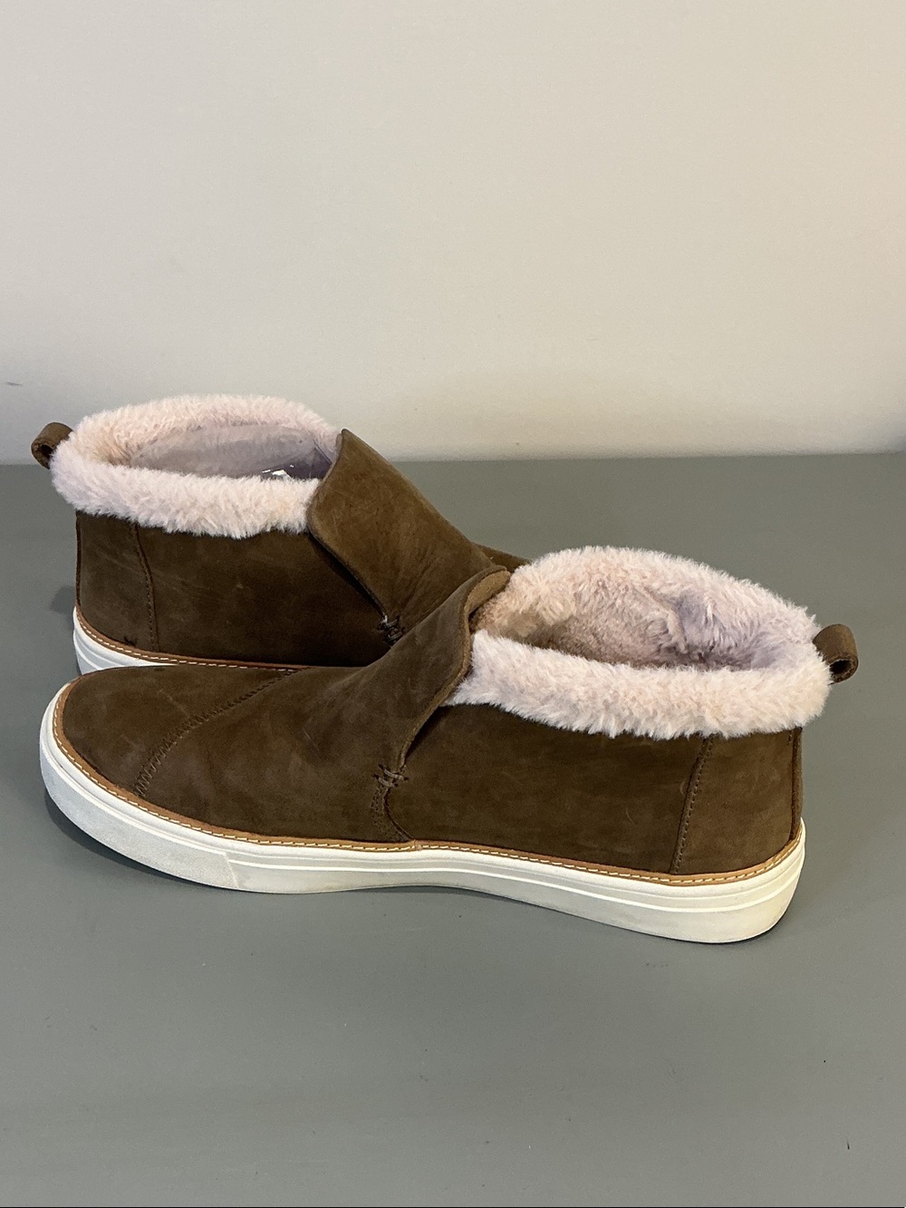 Toms Paxton Cobblestone Brown Suede Shearling-Lined boots, size 9